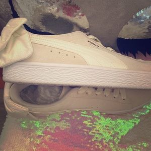 Women’s Cream Bow suede✨✨PUMAS